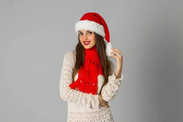 Ragazza in cappello di Babbo Natale e sciarpa rossa — Foto Stock