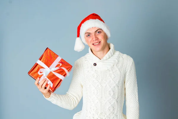 Щасливий хлопець з подарунковою коробкою в руках — стокове фото