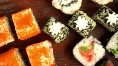 ahşap bir masa üzerinde farklı Japon rulo