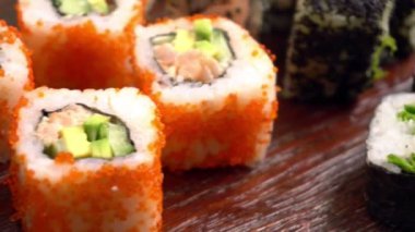 Ahşap bir masa üzerinde Japon rulo