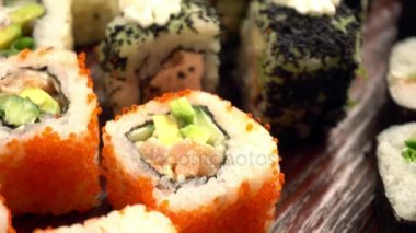 Ahşap bir masa üzerinde Japon rulo
