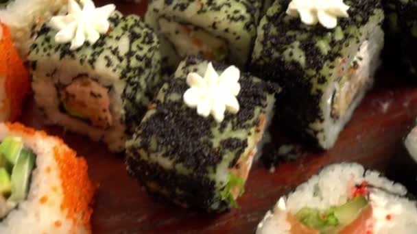 Вкусные японские роллы — стоковое видео