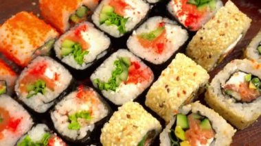 ahşap bir masa üzerinde lezzetli Japon rulo