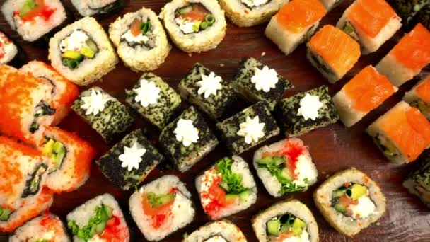 Délicieux rouleaux japonais sur une table en bois — Video