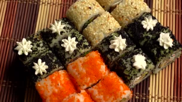 Свежий набор японских вкусных рулонов — стоковое видео
