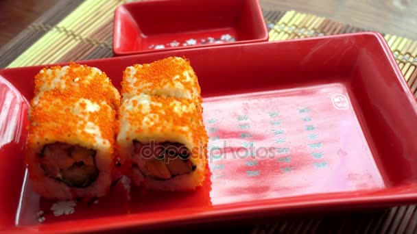 Вкусные японские роллы на тарелке — стоковое видео