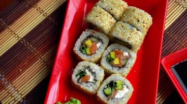 Susam ile lezzetli Japon rulo