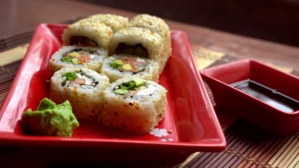 Крупним планом смачний японський рулон — стокове відео