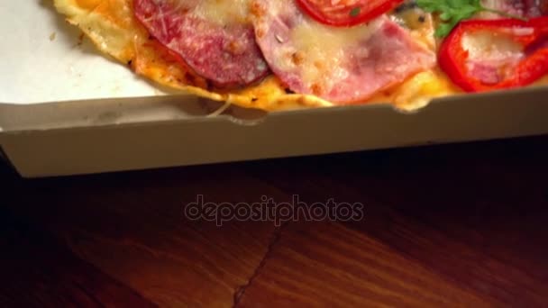 おいしいイタリアンピザのクローズ アップ — ストック動画