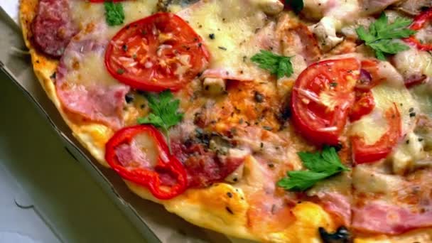 Pizza italiana deliciosa recién cocinada — Vídeos de Stock