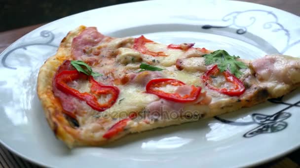 Pedazo de deliciosa pizza italiana — Vídeos de Stock