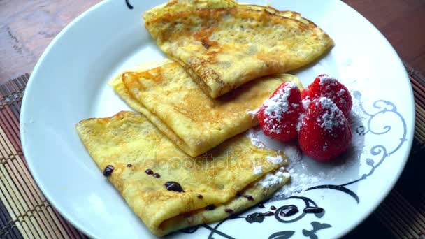 Delicious pancakes drizzled with chocolate — Stock Video