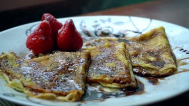 pudra şekeri ile reshly pişmiş çikolatalı krep
