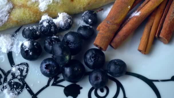Pfannkuchen mit Blaubeeren bestreut mit Zuckerpulver — Stockvideo
