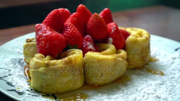Pancackes 与新鲜的红草莓 — 图库视频影像