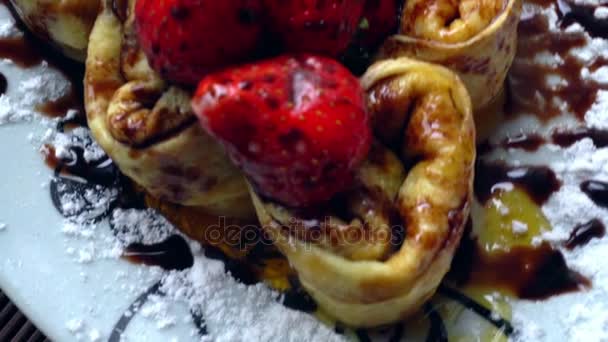 Pfannkuchen mit frischen roten Erdbeeren — Stockvideo