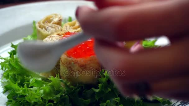 Roter Kaviar auf Pfannkuchen — Stockvideo