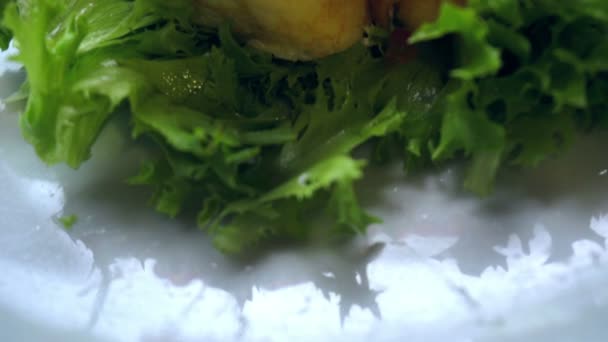 Belle frittelle con caviale rosso — Video Stock