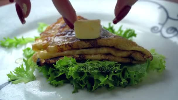 Manteiga derretida em panqueca — Vídeo de Stock