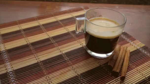 Croissant con polvere di shugar e caffè — Video Stock