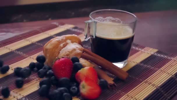 Kaffe med croissent och bär på ett träbord — Stockvideo