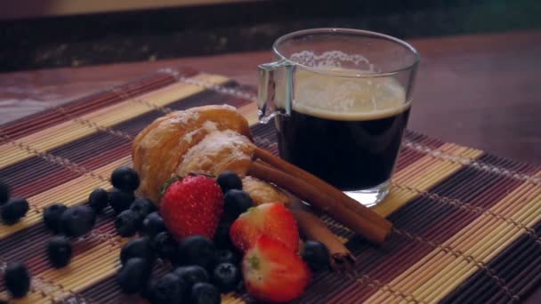 Café avec croissants et baies sur une table en bois — Video