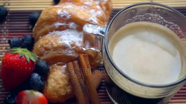 Café con croissent y bayas — Vídeos de Stock