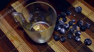 kadın bir bardak yoğurt döker