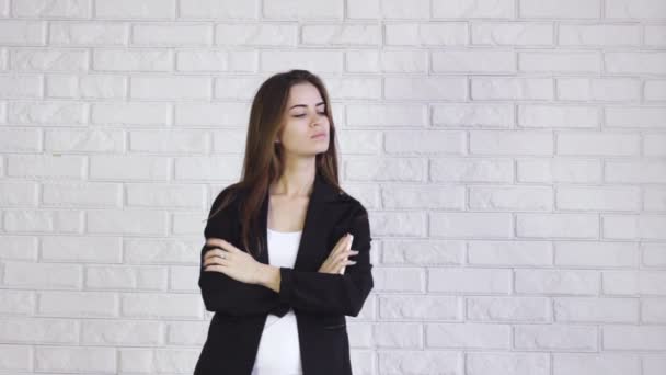 Woman talking phone in the office — Stock Video