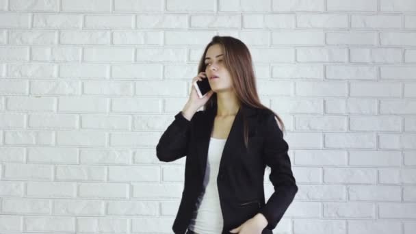 Biznes kobieta mówi telefonu w biurze — Wideo stockowe