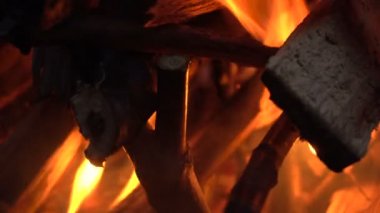 Yangında ahşap sopa