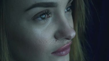 kadının gözleri bilgisayar ekranı ile yansıtır