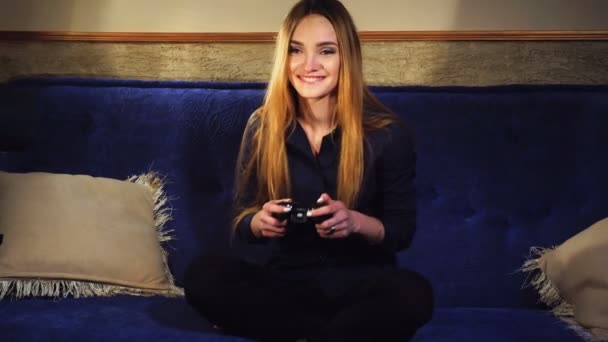 Menina ri jogando jogos de computador — Vídeo de Stock