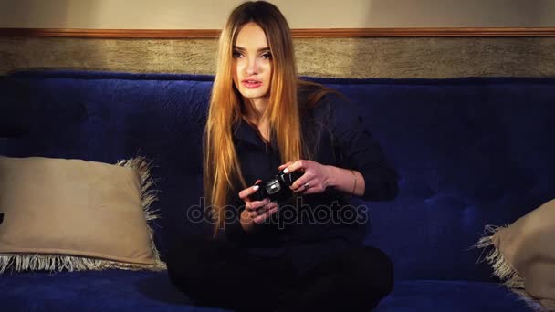 Девушка играет в компьютерные игры — стоковое видео
