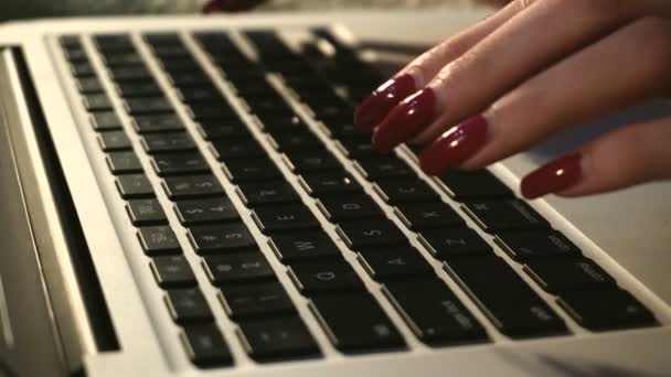 Дівчина друкує на клавіатурі — стокове відео