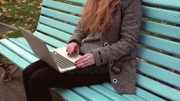 Dívka vypadá v notebooku venku — Stock video