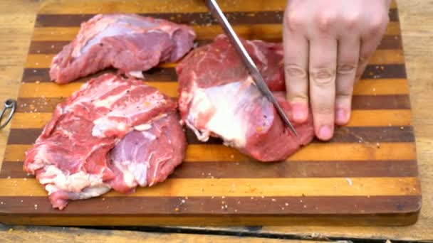 Hombre corta la carne — Vídeo de stock