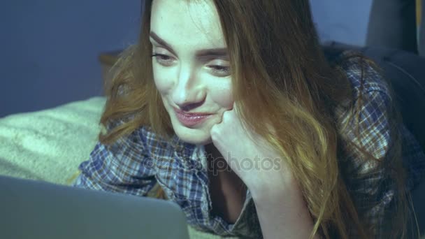 Девушка вдумчиво смотрит на ноутбук — стоковое видео