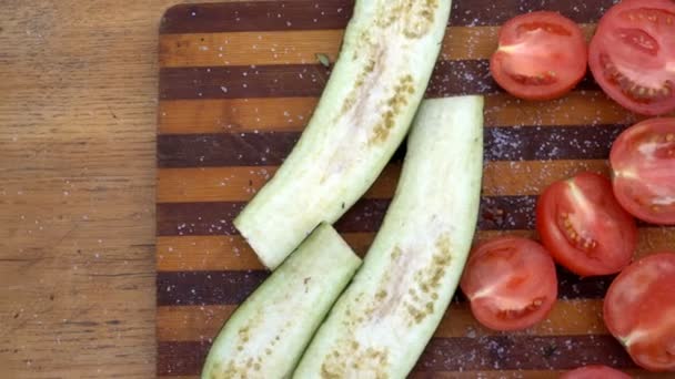 Cortado en porciones de verduras están a bordo — Vídeos de Stock