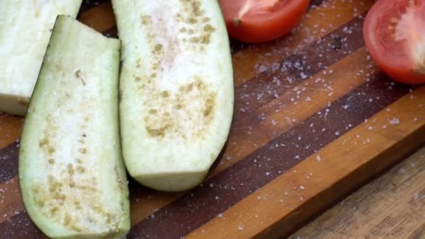 Nakrájejte na půlky čerstvá zelenina — Stock video