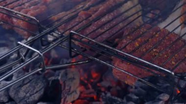 kömürün üstünde et pişirilir