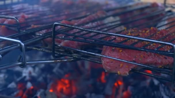 Fleisch auf Kohlen mit Rauch gebacken — Stockvideo