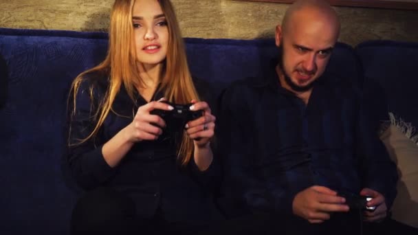 Jonge man met een meisje spelen van computerspelletjes — Stockvideo