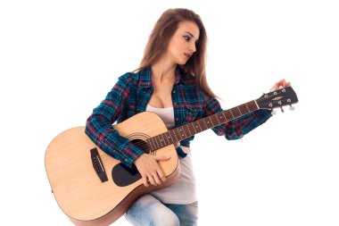 Gitarlı güzel bir kadın.