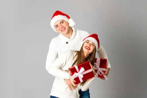 Пара празднуют Рождество с подарками — стоковое фото