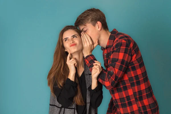 Couple élégant amoureux en studio — Photo