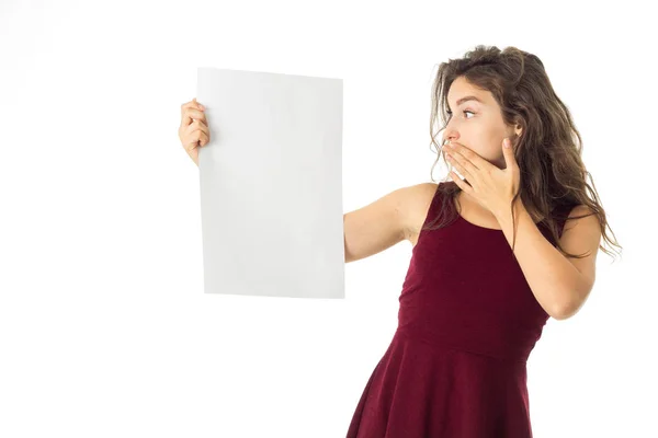 Menina em vestido vermelho com cartaz branco — Fotografia de Stock