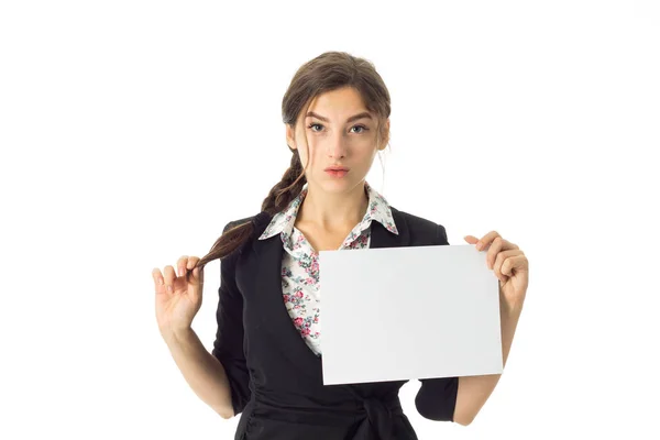 Mulher de uniforme com cartaz branco nas mãos — Fotografia de Stock