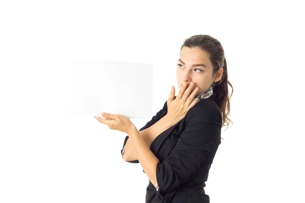 Mulher de uniforme com cartaz branco nas mãos — Fotografia de Stock