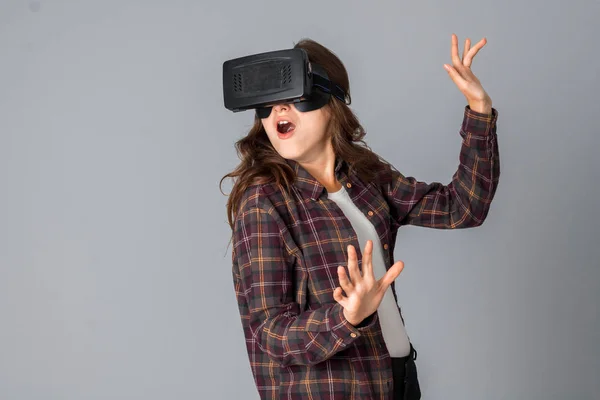 Divertida mujer morena probando casco de realidad virtual — Foto de Stock